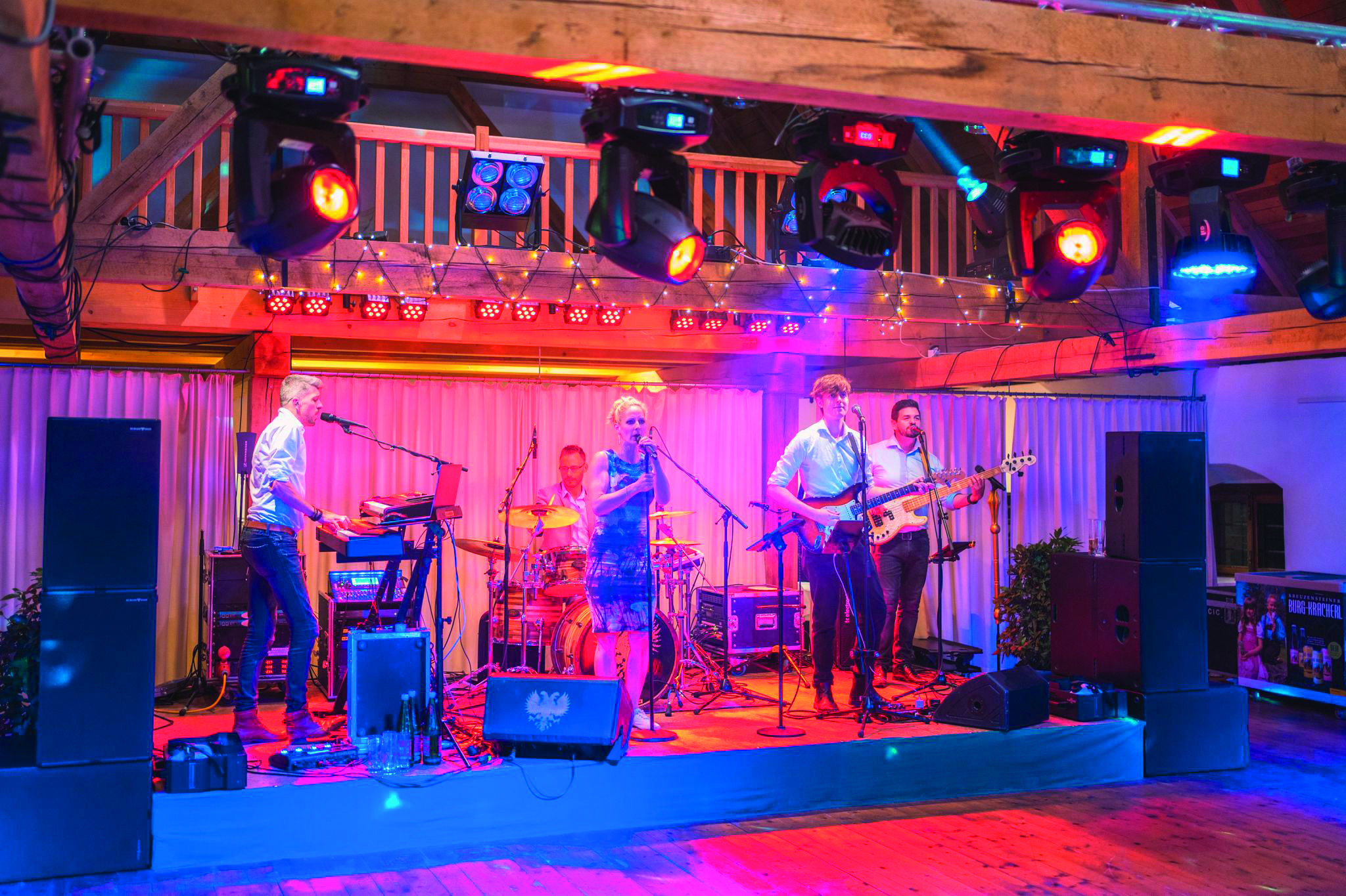Home 8 eine band spielt auf einer veranstaltung, die mit licht- und tontechnik ausgestattet ist